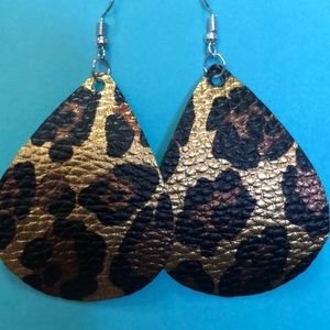 Single layer tear drop leather earrings